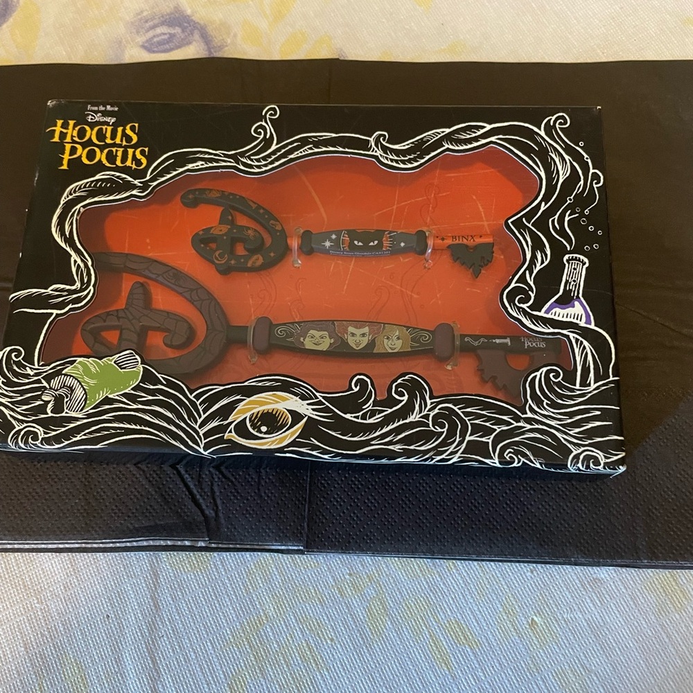 Disney Hocus Pocus Decorative Key Set - Black and Red